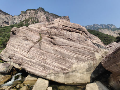 宝泉巨石